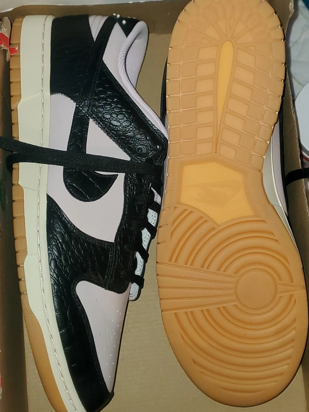 Nike DUNK LOWBlack and Light Pink  Sneakers
